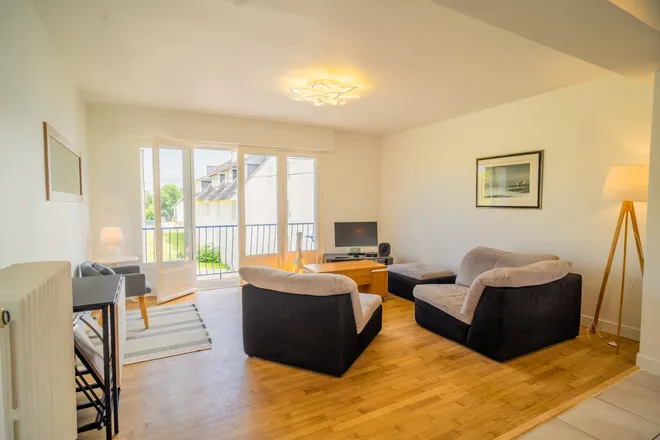 Salon lumineux d'une location saisonnière dans le Morbihan