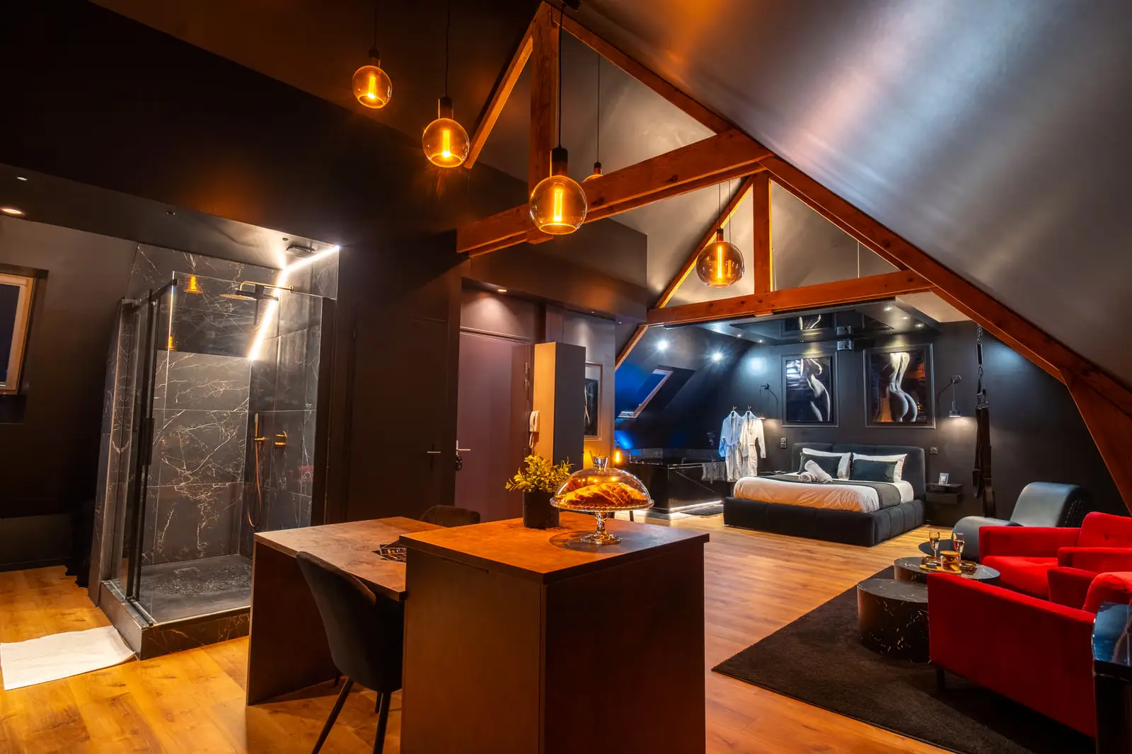 Loveroom sous combles à Lorient, reportage photo pour une location insolite dans le Morbihan