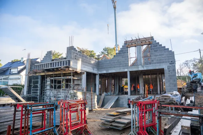 Maison en gros œuvre et échafaudages, chantier BTP Morbihan Maison en construction, gros œuvre en parpaing et échafaudages, chantier BTP dans le Morbihan
