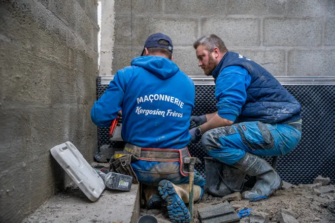Maçons au travail sur un chantier dans le Morbihan Maçons au travail sur un chantier dans le Morbihan