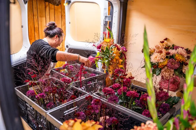 Fleuriste en pleine composition à Vannes