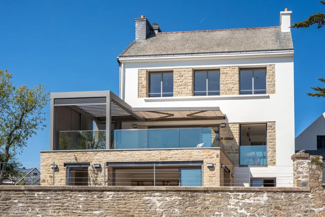 Façade en pierre et extension moderne d’une maison en bord de mer, Morbihan