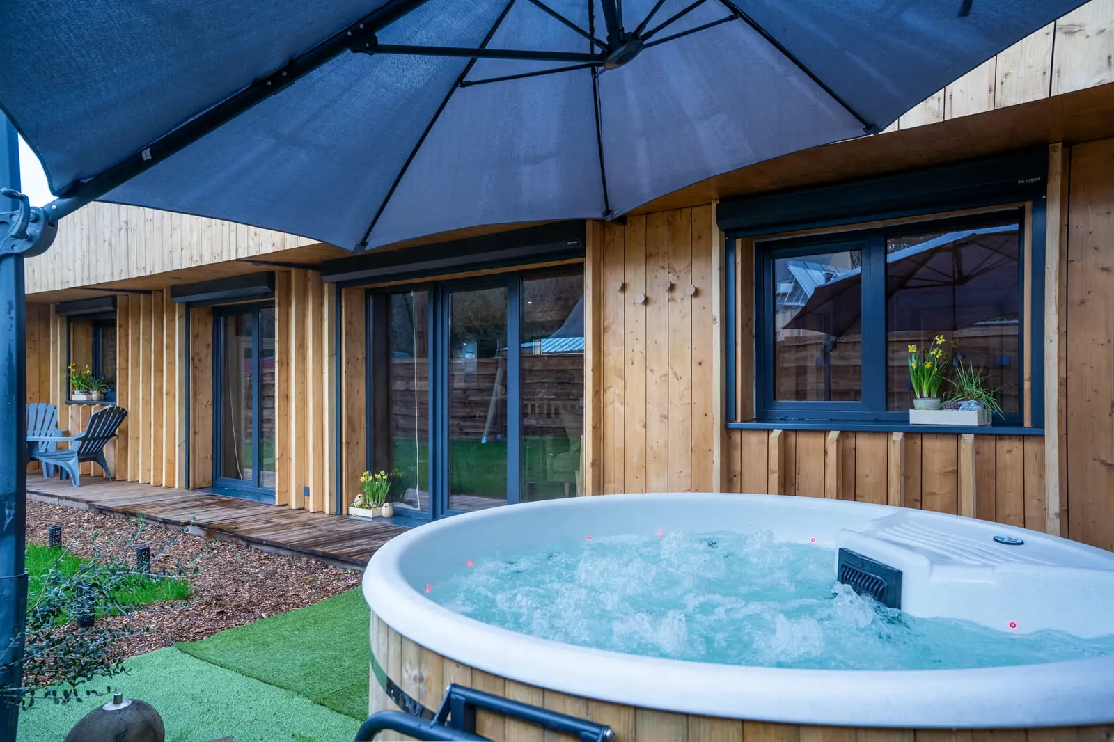 Terrasse et spa d'un gîte photographiés pour une annonce de location saisonnière dans le Morbihan