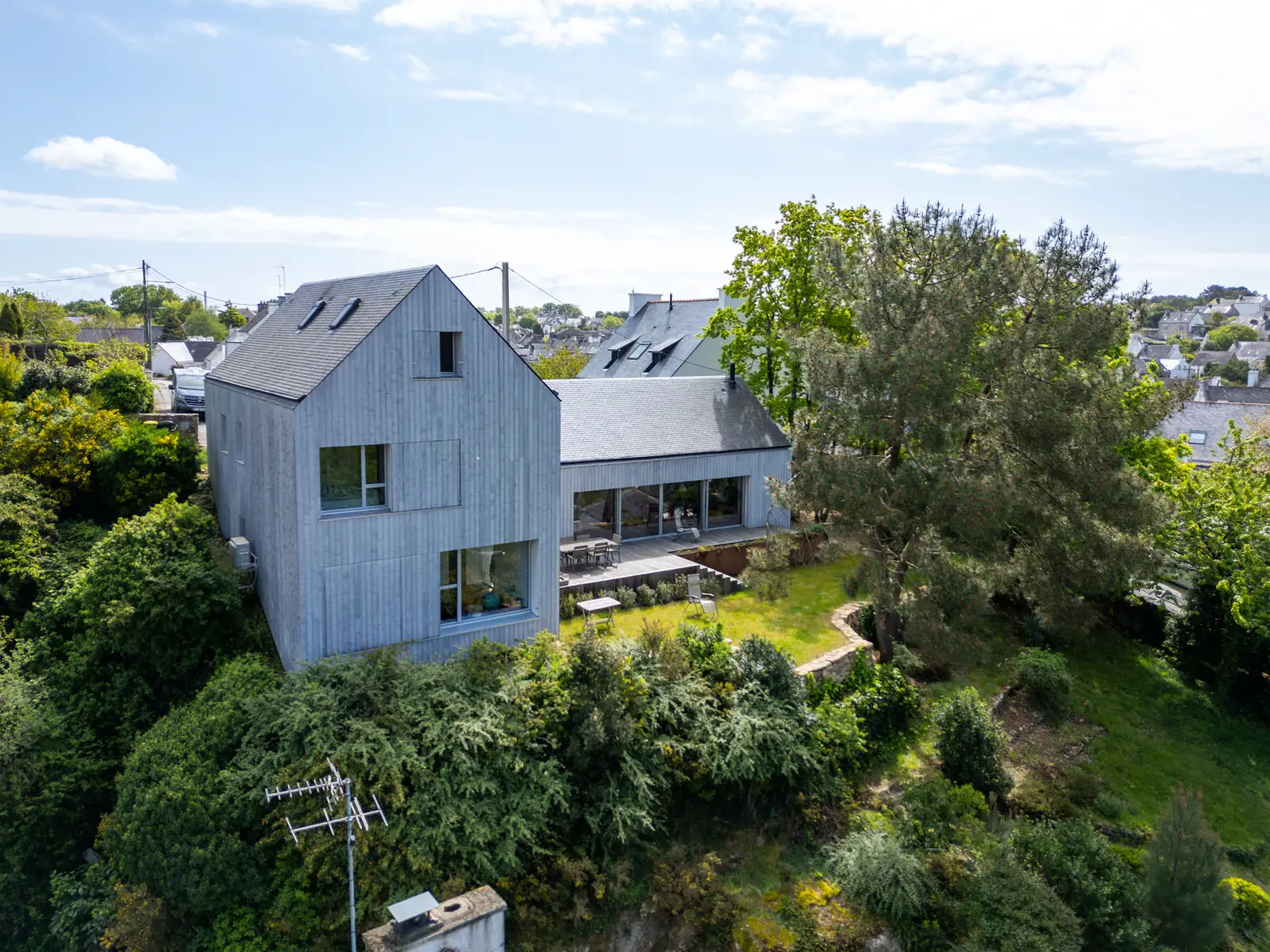 Maison contemporaine photographiée par drone sur la presqu’île de Quiberon, Morbihan