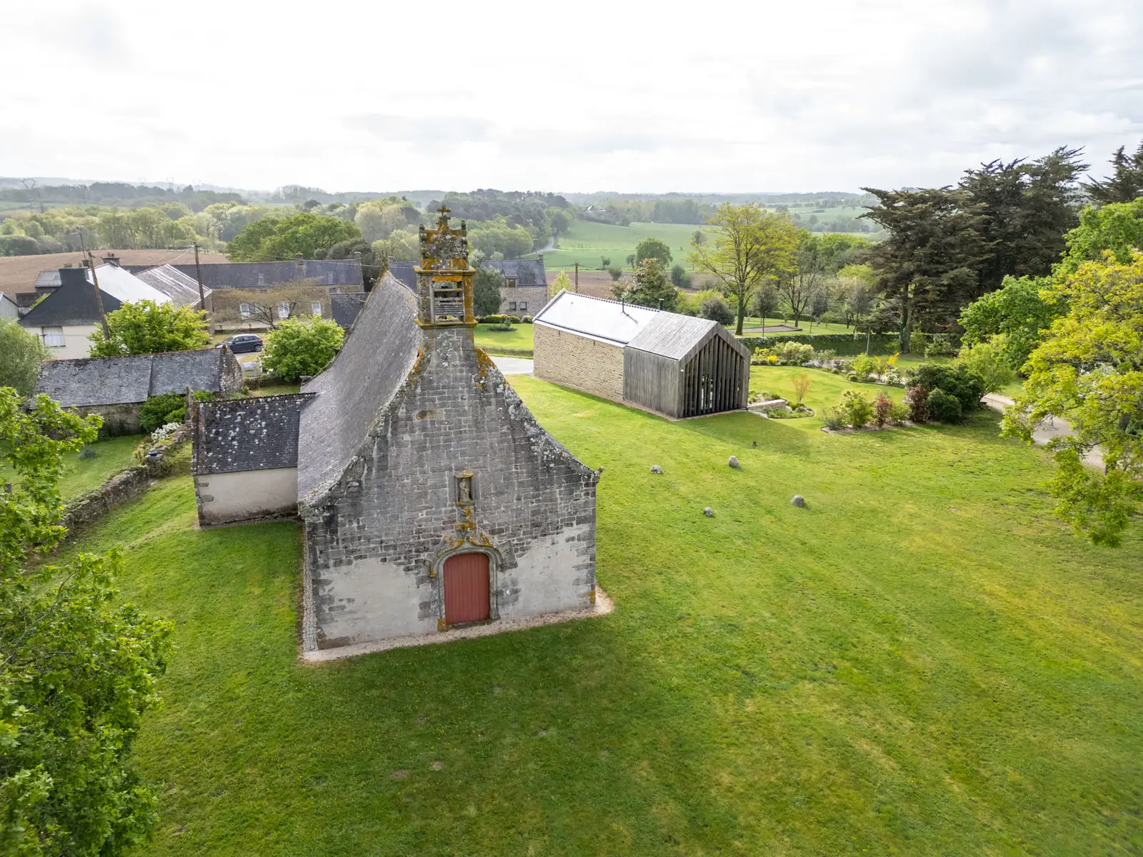 Chapelle bretonne et grange contemporaine en bois, vue aérienne, Morbihan